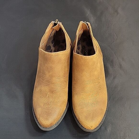 CAT&JACK BIG GIRLS SUEDE POINTED TOE BACK ZIPPER CLOSURE ANKLE BOOTIES - Picture 2 of 15